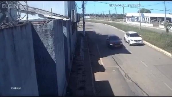  Suposto racha causa capotamento de BMW próximo à Avenida Amadeo Barbosa, registra  circuito interno de residência 